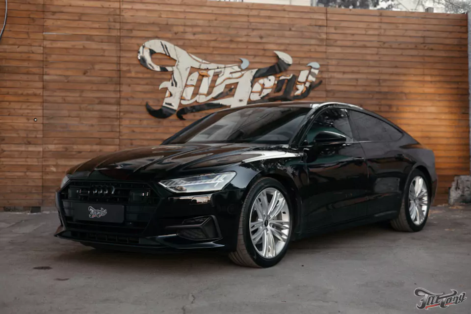 Классический карбон под матовым лаком в салоне Audi A7 и комплекс детейлинг-услуг
